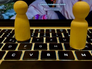 Symbolbild für Online-Coaching mit Holzfiguren auf Tastatur